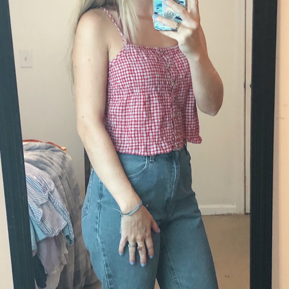 Red and white picnic style print